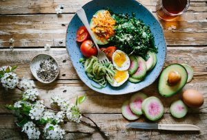 Plato de alimentos sanos que hay verdura huevo. Como tratar la ansiedad, como tratar la depresión, tratar el estrés, alimentación sana,