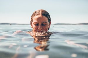 Mujer saliendo del agua dando una sensación de relajación y de bien estar. como tratar la ansiedad, como tratar la depresión,tratar el estrés, alimentación sana, relación del nervio vago con la ansiedad, como cuidar el nervio vago, técnicas de relajación