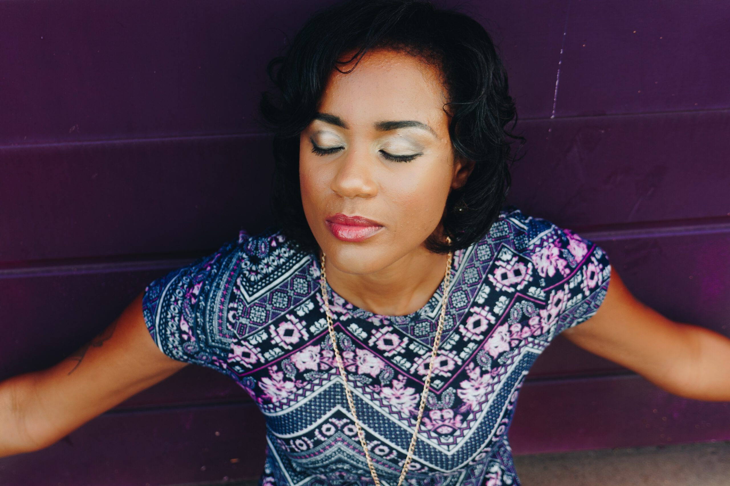 Foto de mujer relajada, con los ojos cerrados, meditando y haciendo la respiración profunda. Como tratar la ansiedad, como tratar la depresión, tratar el estrés, alimentación sana, relación del nervio vago con la ansiedad, como cuidar el nervio vago, técnicas de relajación.