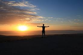 Foto de hombre contemplando el horizonte con los brazos entendidos. Servicio-Como-tratar-la-ansiedad-como-tratar-la-depresión-tratar-el-estrés-alimentación-sana-relación-del-nervio-vago-con-la-ansiedad-como-cuidar-el-nervio-vago-técnica-