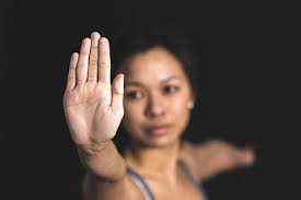 Foto de una mujer pon la mano entendida al frente mostrando la palma de la mano, dando a entender basta ya, voy a frenar la ansiedad. Como tratar la ansiedad, como tratar la depresión, tratar el estrés, alimentación sana, relación del nervio vago con la ansiedad, como cuidar el nervio vago, técnicas de relajación.