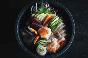 Plato muy sano con pescado y una variedad de verduras. como tratar la ansiedad, como tratar la depresión,tratar el estrés, alimentación sana, relación del nervio vago con la ansiedad, como cuidar el nervio vago, técnicas de relajación