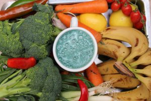 Cesta con fruta y verdura todo tipo de alimentos sanos. Como tratar la ansiedad, como tratar la depresión, tratar el estrés,